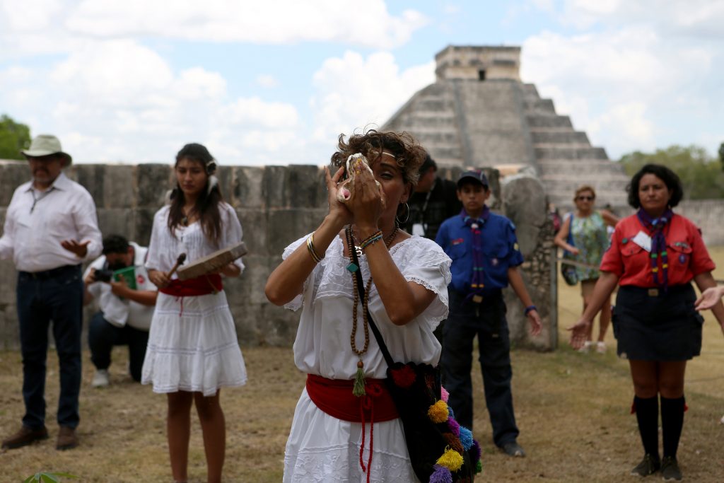 Agradecen a la Madre Tierra con ceremonia ancestral en ruinas de Chichén Itzá - agradecen-a-la-madre-tierra-con-ceremonia-ancestral-en-ruinas-de-chichen-itza-2-1024x683