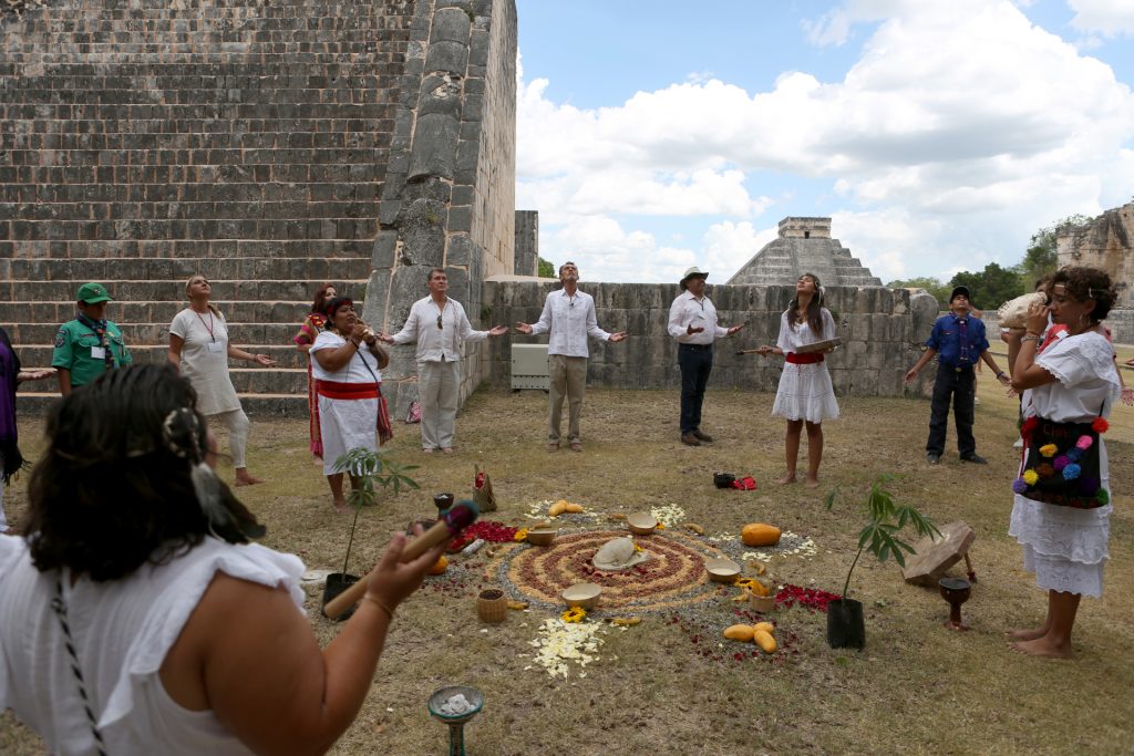 Agradecen a la Madre Tierra con ceremonia ancestral en ruinas de Chichén Itzá - agradecen-a-la-madre-tierra-con-ceremonia-ancestral-en-ruinas-de-chichen-itza-3-1024x683