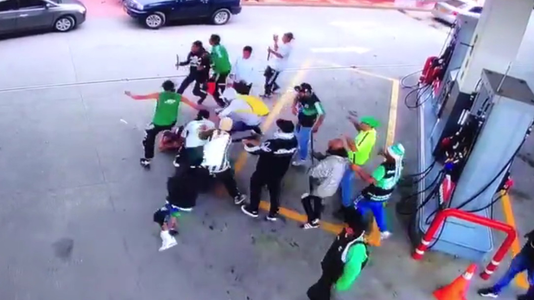 #Video Se enfrentan barras del Atlético Nacional de Colombia; hay dos heridos graves #Video Se enfrentan barras del Atlético Nacional de Colombia; hay dos heridos graves