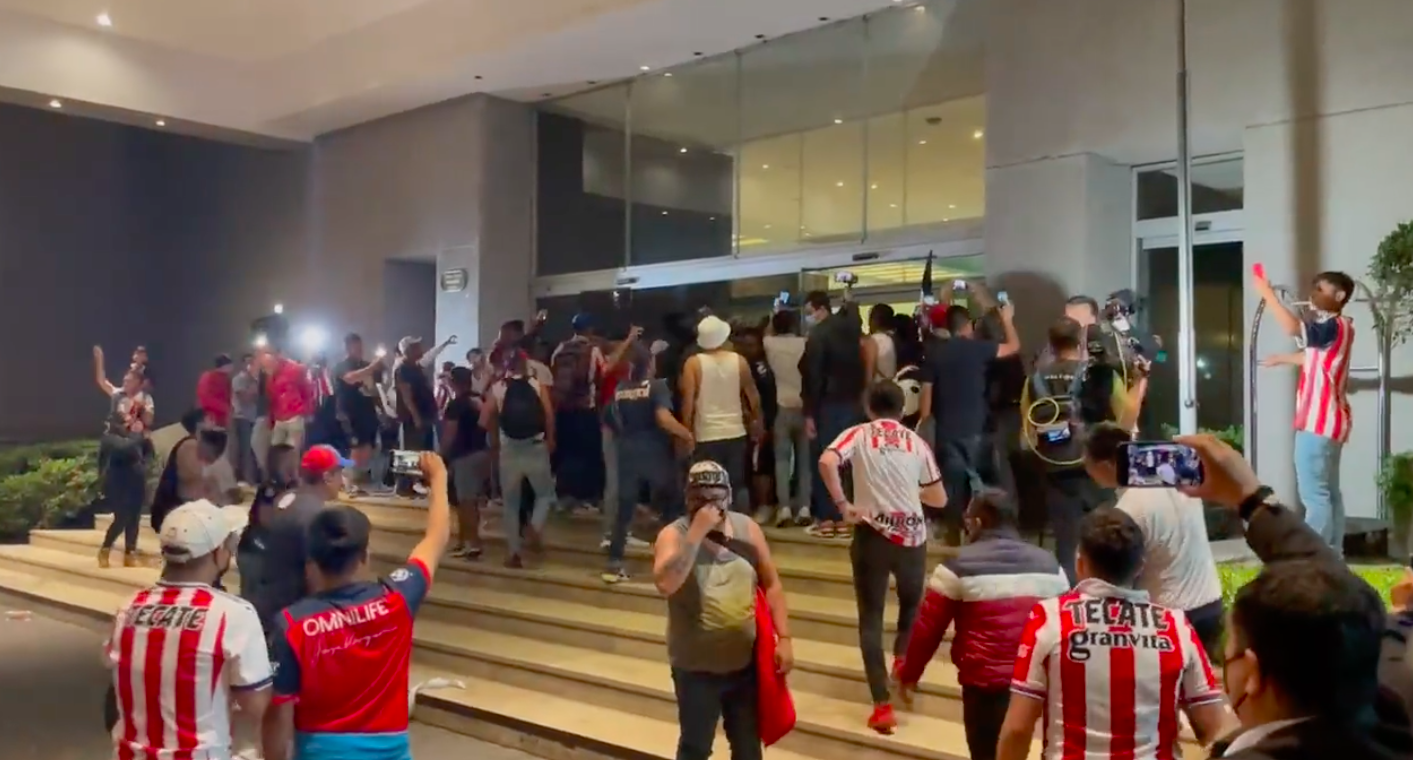 #Video Aficionados de Chivas causan destrozos en hotel de concentración #Video Aficionados de Chivas causan destrozos en hotel de concentración