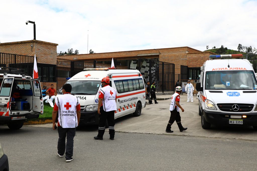 Riña en cárcel de Ecuador deja 12 reos muertos - al-menos-12-presos-mueren-en-enfrentamientos-en-una-carcel-de-ecuador-1024x683