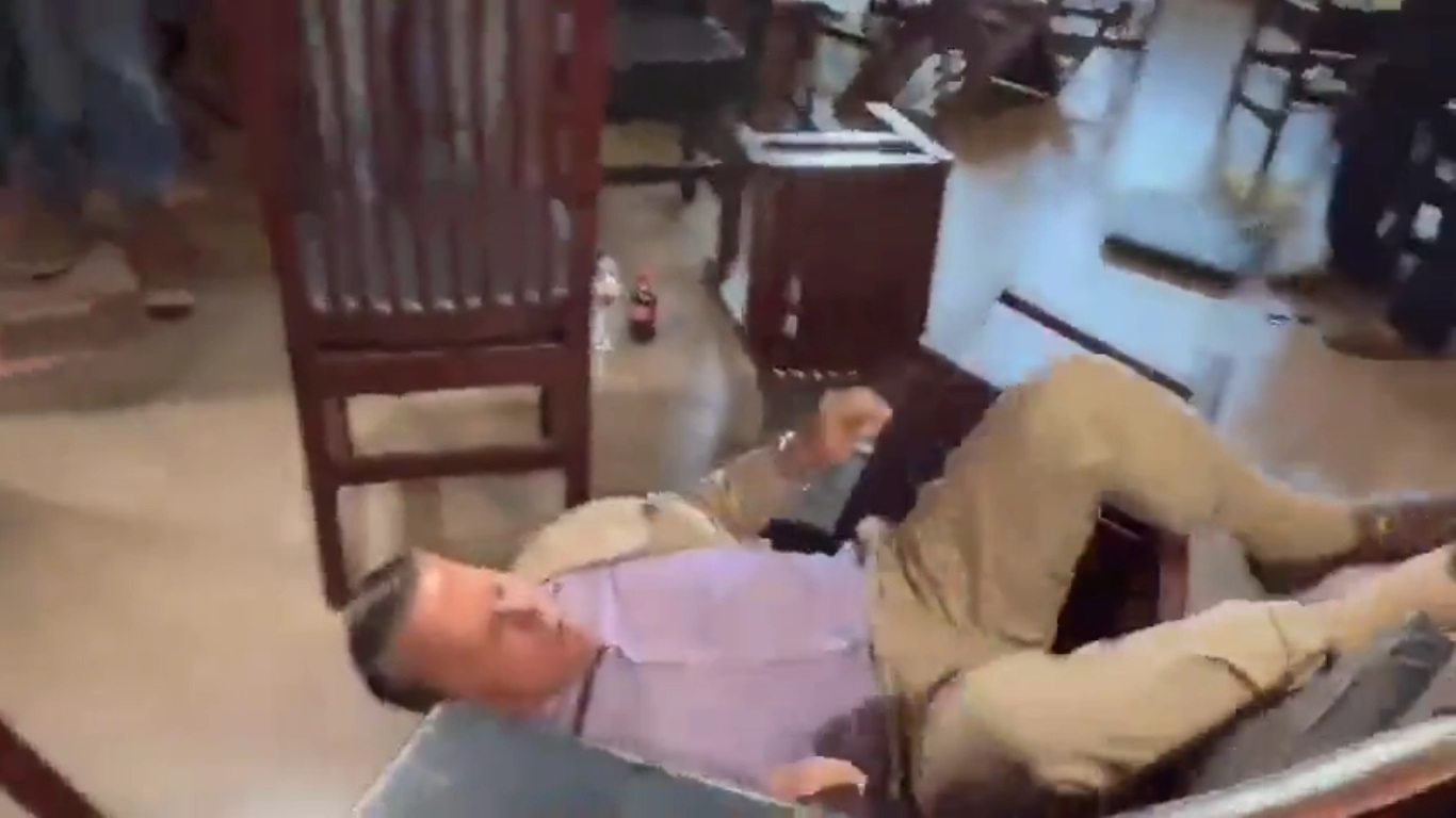 #Video Alfredo Adame termina en el suelo en nueva pelea