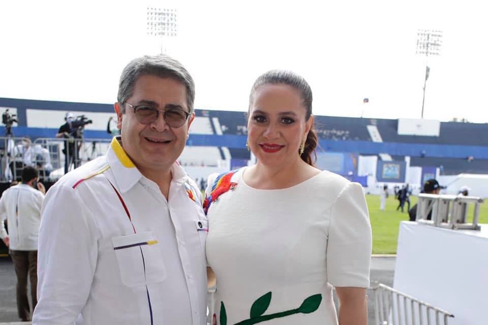 #Video Esposa del expresidente de Honduras se despide de él ante extradición a EE.UU.