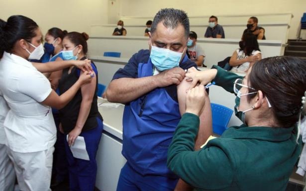 IMSS aplica cuarta dosis a trabajadores sanitarios que atienden COVID-19