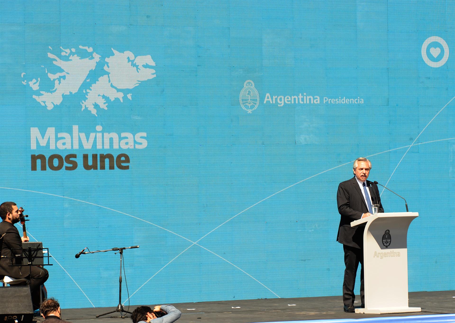 Argentina pide a Reino Unido diálogo y abandonar presencia militar en Malvinas