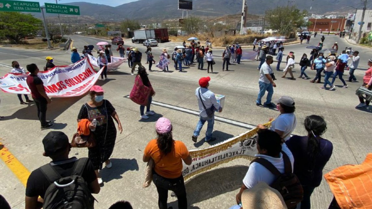 Maestros bloquean la Autopista del Sol; gobierno estatal promete atención