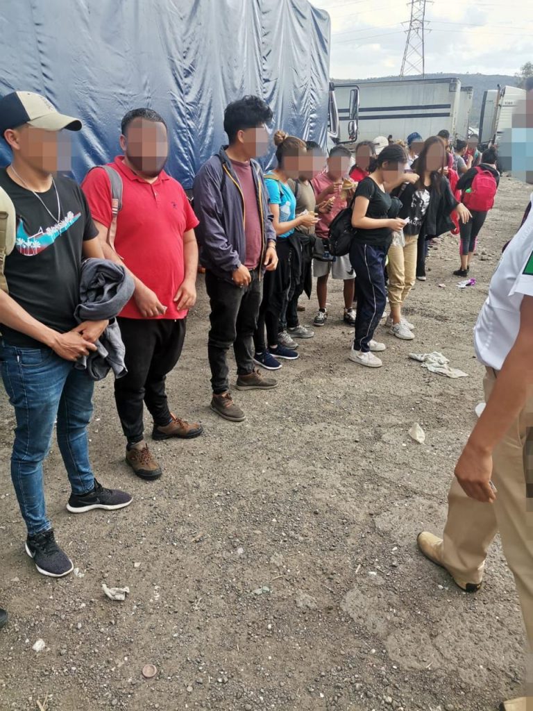Localizan a 330 migrantes y detienen a 19 traficantes en autopista Puebla-Orizaba - autopista-migrantes-768x1024