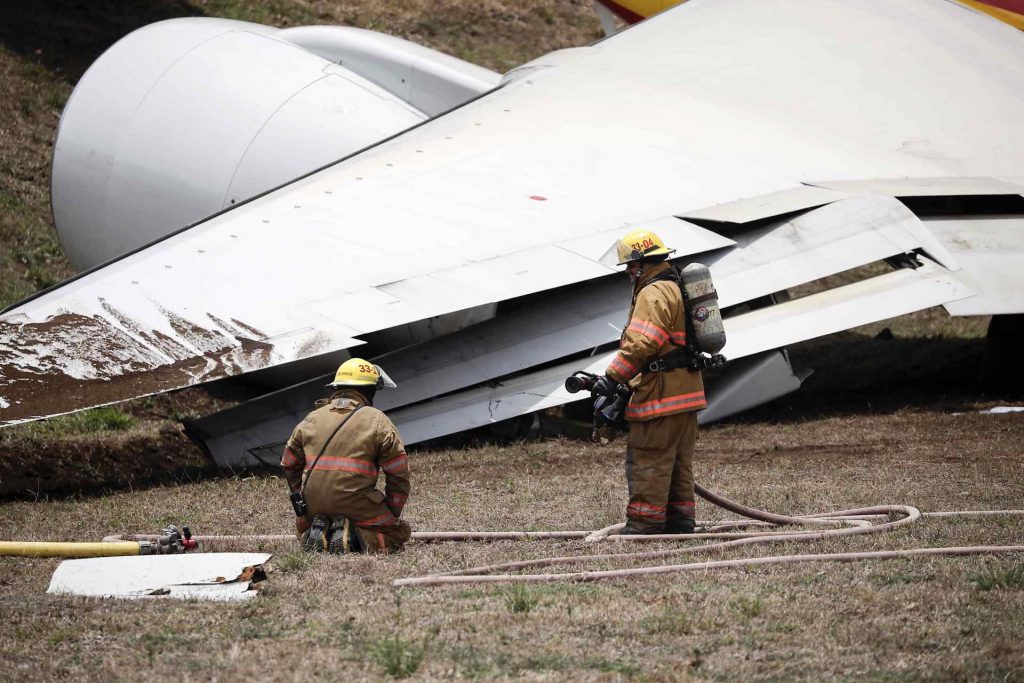Avión de DHL sufre accidente en aeropuerto de Costa Rica y queda partido en dos - avion-de-dhl-sufre-accidente-en-aeropuerto-de-costa-rica-y-queda-partido-en-dos-3-1024x683