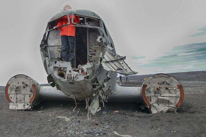Restos de un avión militar de EE.UU. abandonado en una playa volcánica en Islandia - b