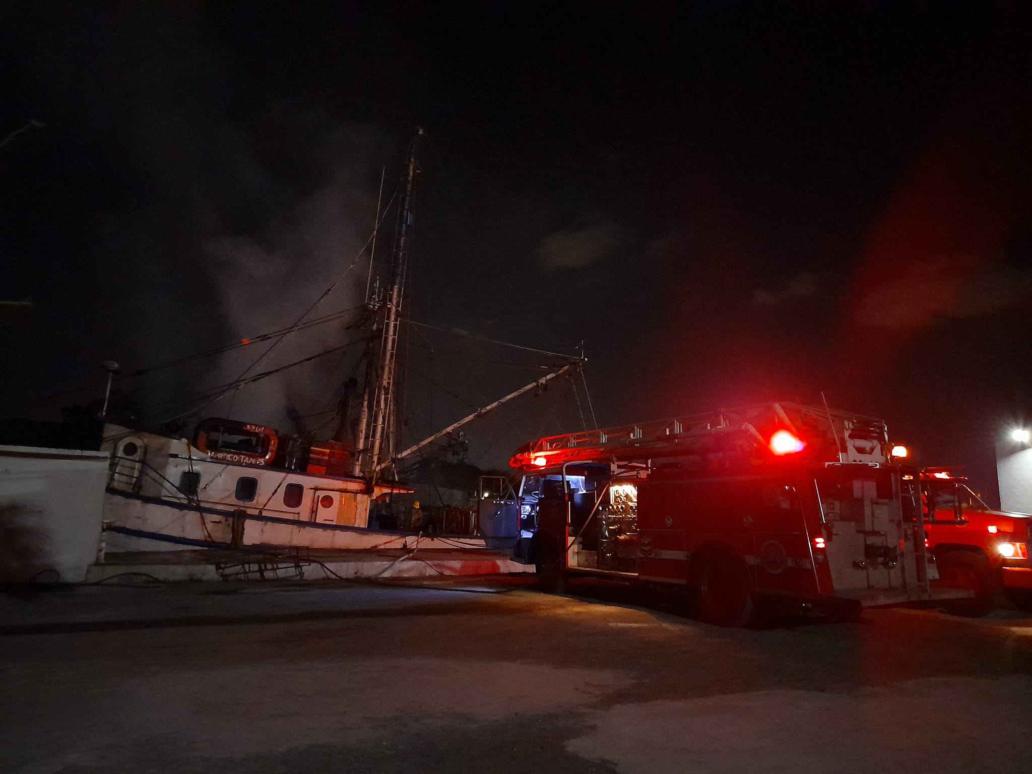 Se incendian dos barcos camaroneros en Tampico, Tamaulipas Se incendian dos barcos camaroneros en Tampico, Tamaulipas
