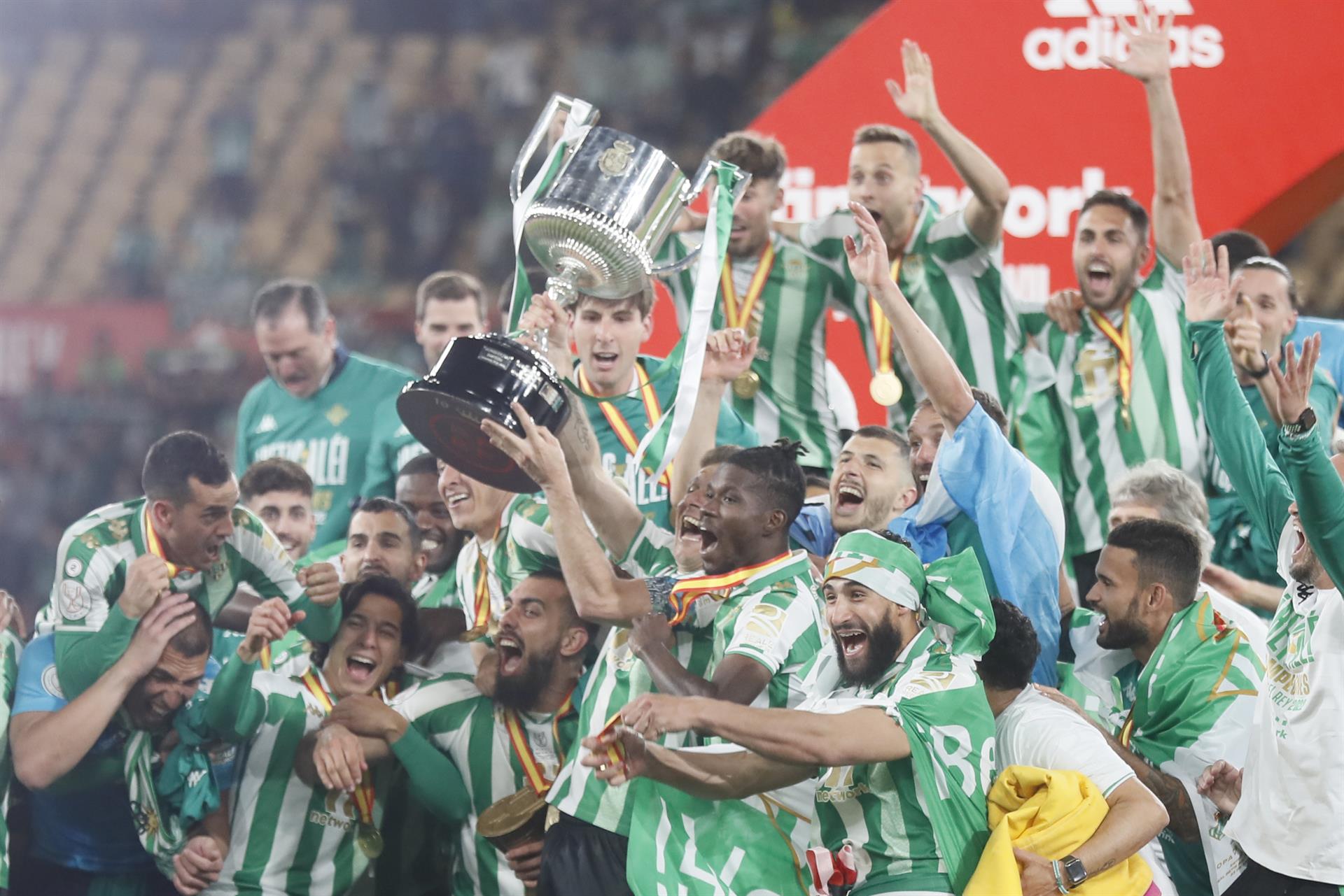 Betis de Guardado y Lainez se proclama campeón de la Copa del Rey