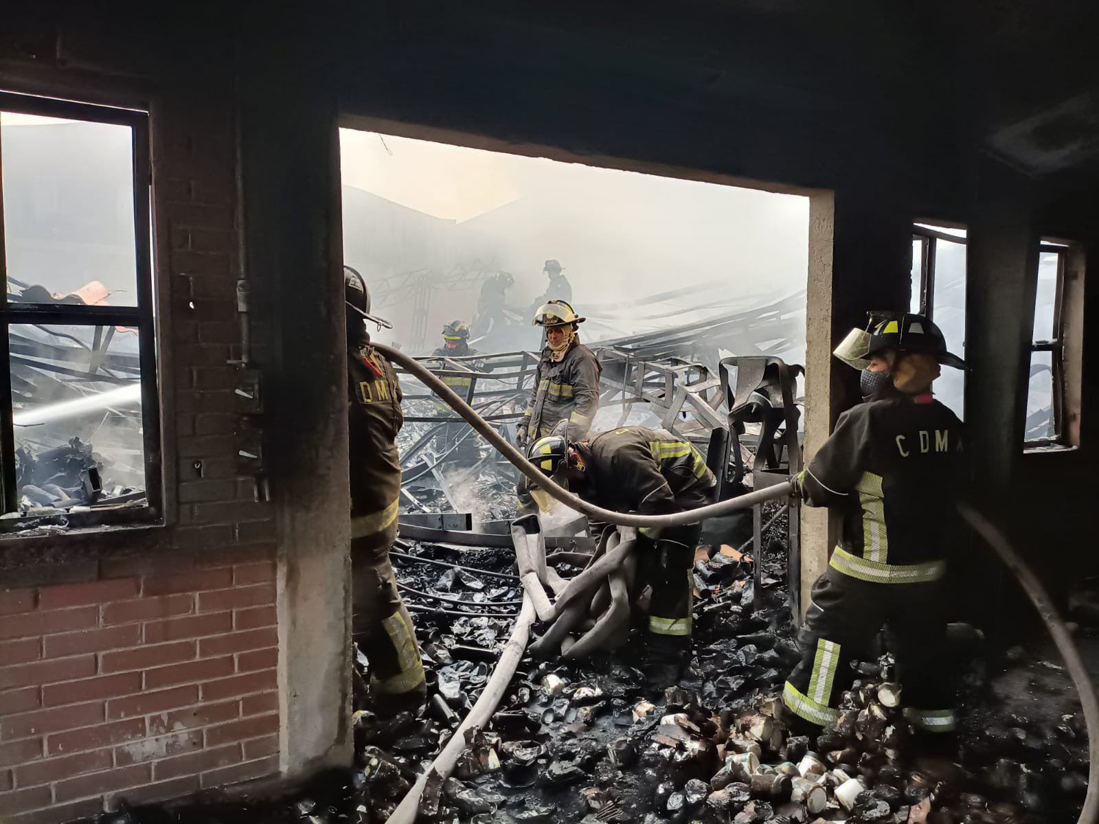 Incendio consume fábrica de pinturas en Iztapalapa Incendio consume fábrica de pinturas en Iztapalapa