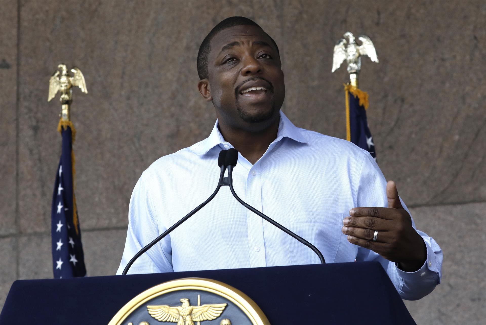 Detienen al vicegobernador de Nueva York por irregularidades en financiación de campaña