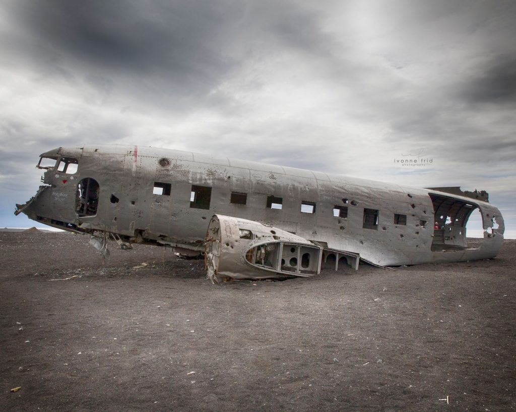 Restos de un avión militar de EE.UU. abandonado en una playa volcánica en Islandia - c-1024x819