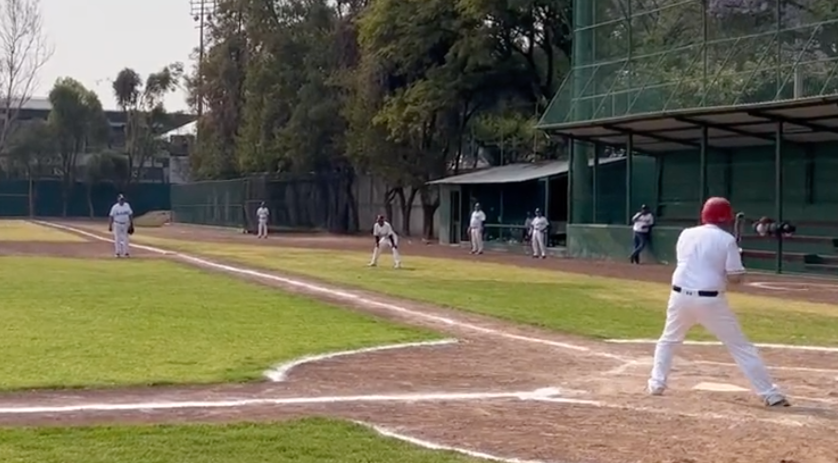 ¡A tirar la polilla! AMLO sale a jugar beisbol y publica video