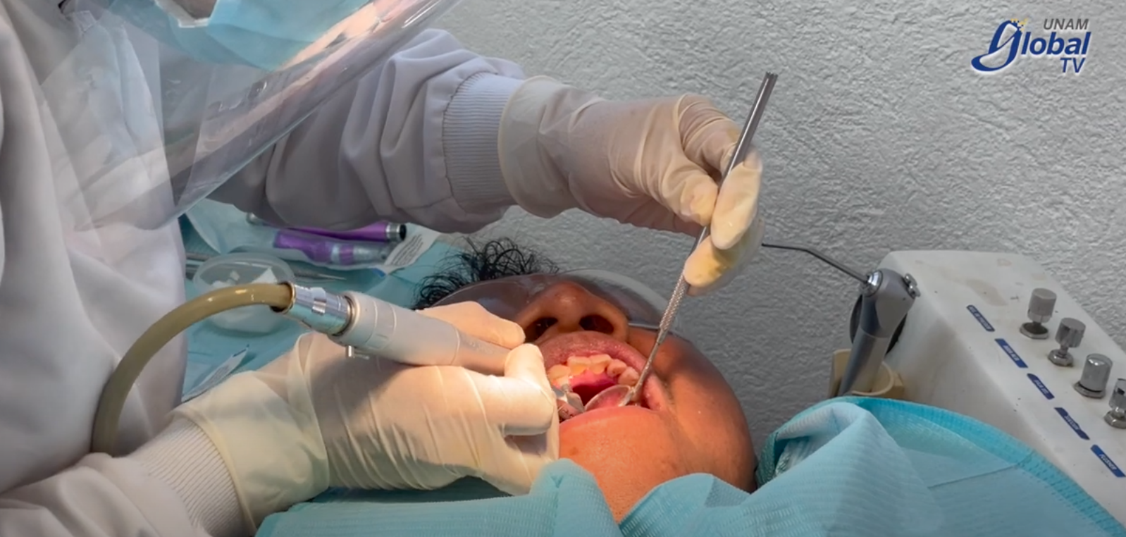 Odontólogos de la UNAM moldean sonrisas de policías