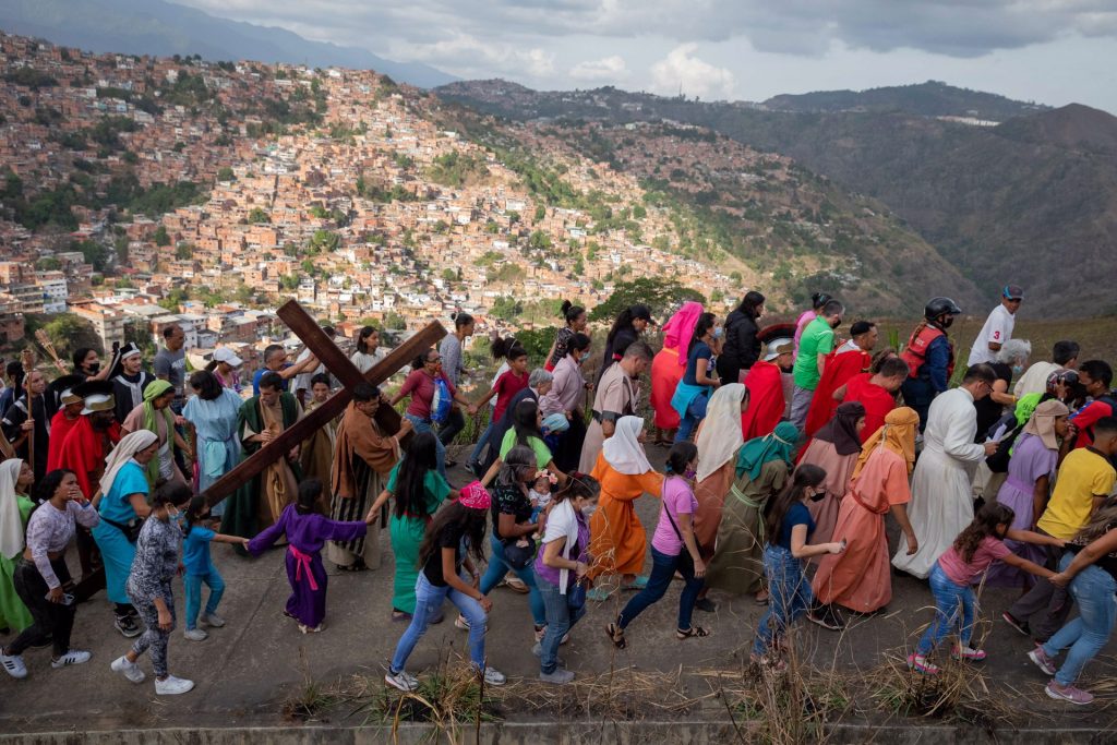 Caraqueños viven de nuevo el viacrucis en la favela más grande de Latinoamérica - caraquenos-viven-de-nuevo-el-viacrucis-en-la-favela-mas-grande-de-latinoamerica-3-1024x683