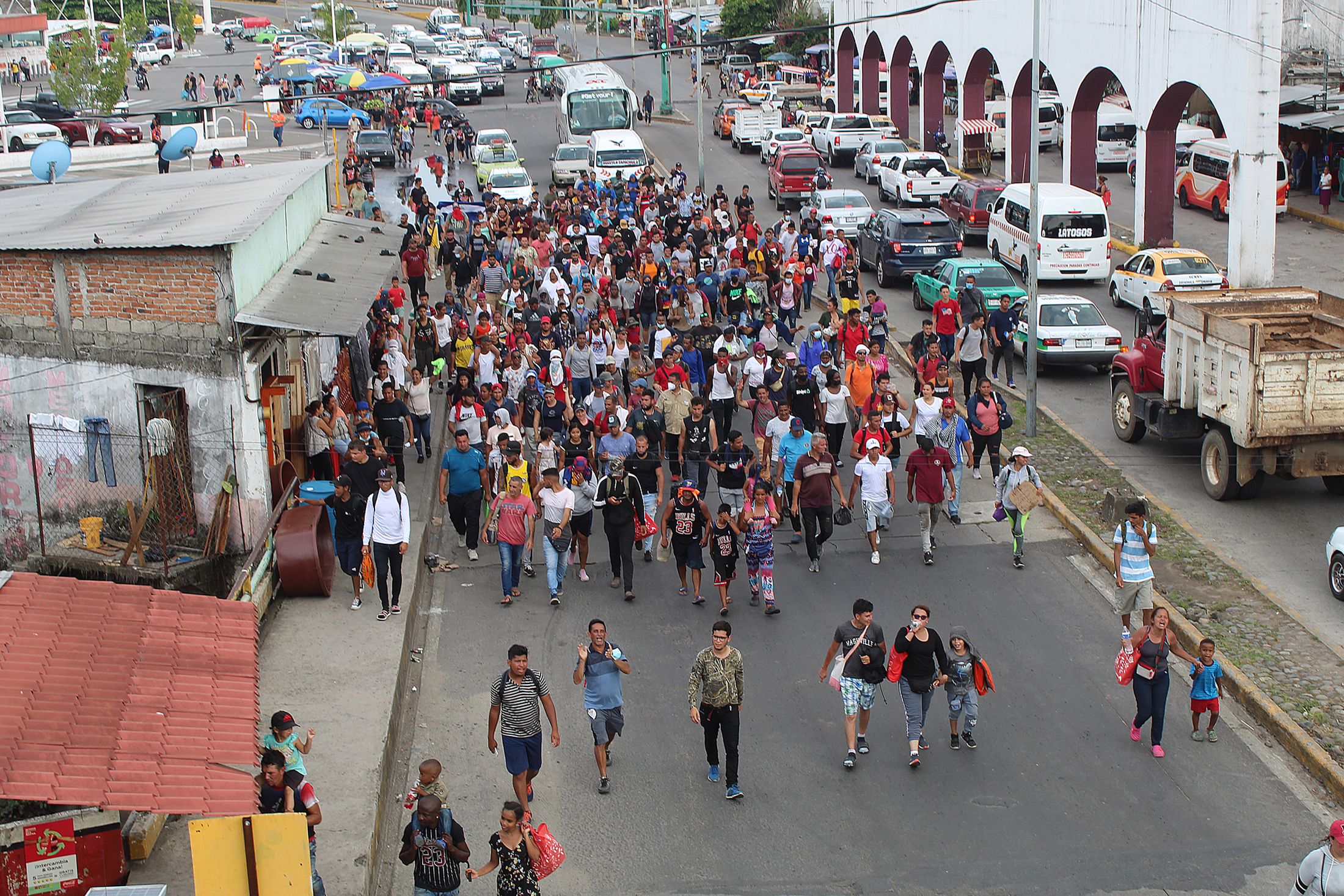 Nueva caravana migrante sale de Tapachula en busca de regulación migratoria