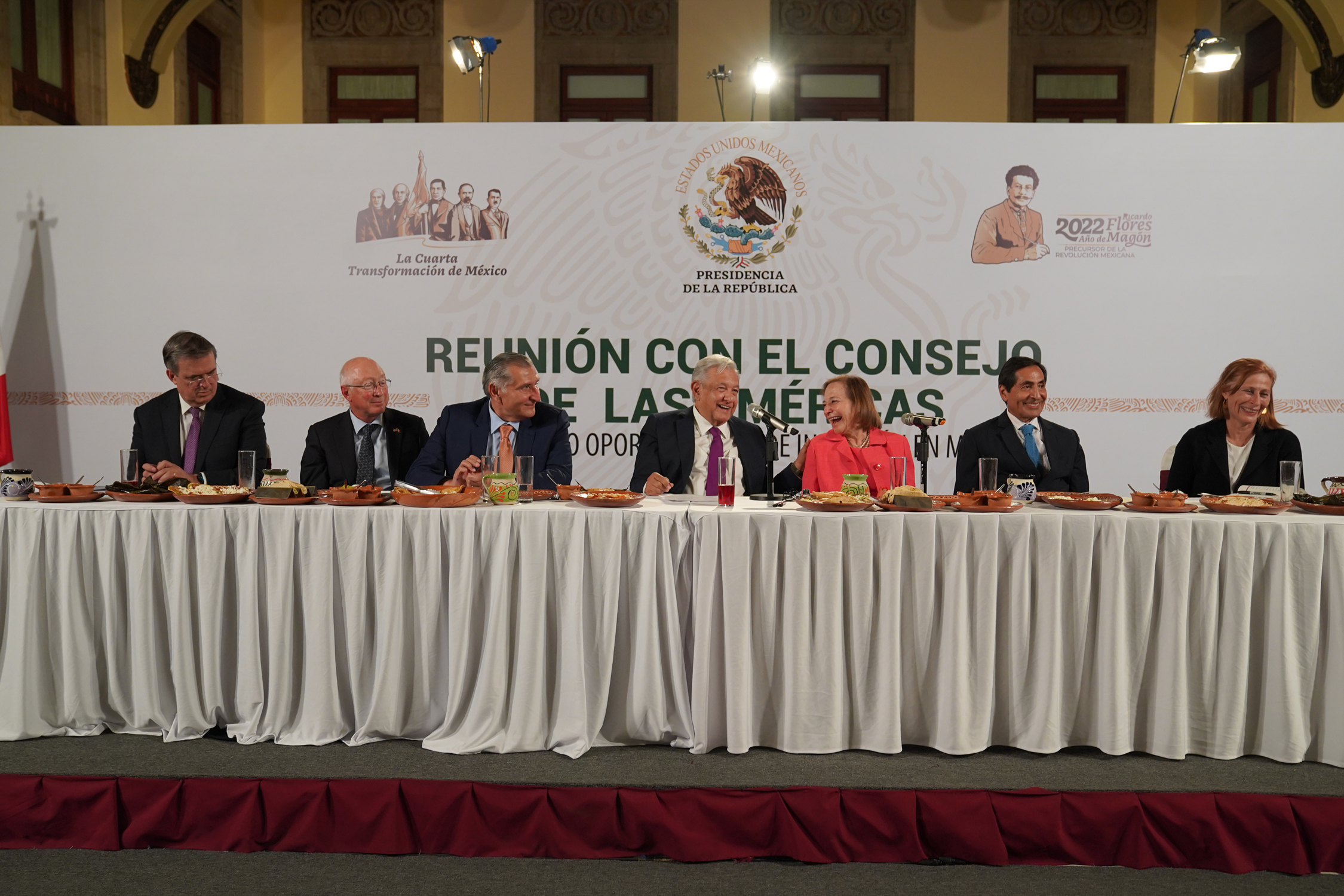 AMLO dialoga con empresarios de EE.UU. sobre inversión e integración económica en cena en Palacio Nacional
