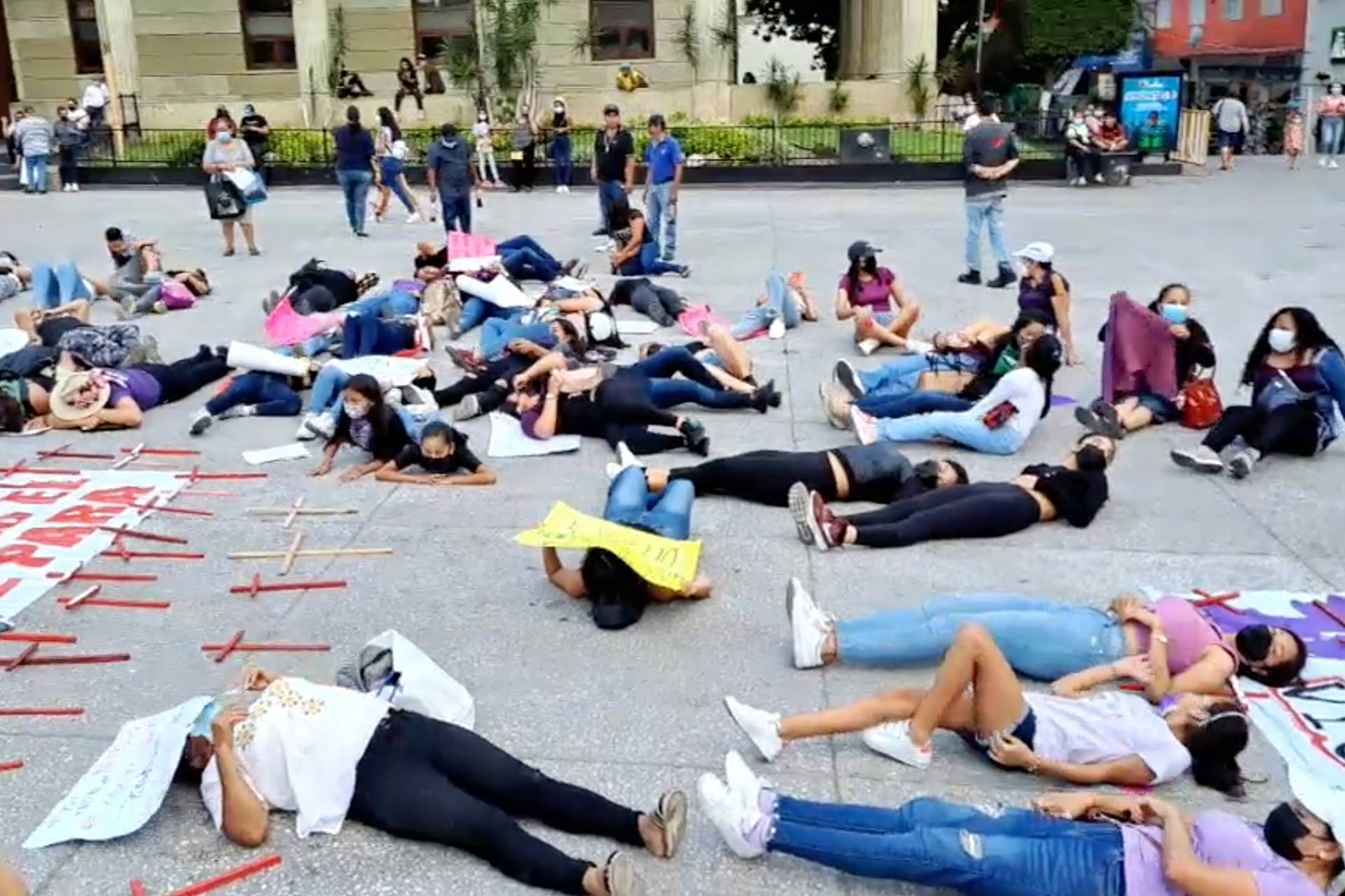 Con performance, exigen en Chilpancingo alto a feminicidios en México Con performance, exigen en Chilpancingo alto a feminicidios en México