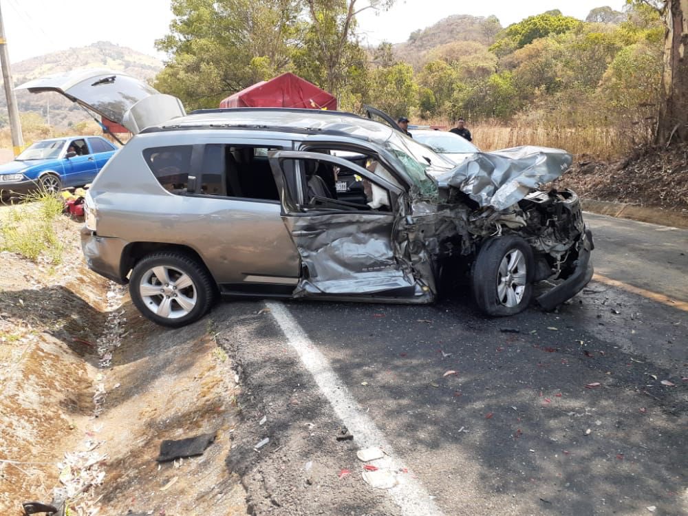 Autobús embiste a ocho vehículos en carretera de Malinalco; hay 10 lesionados