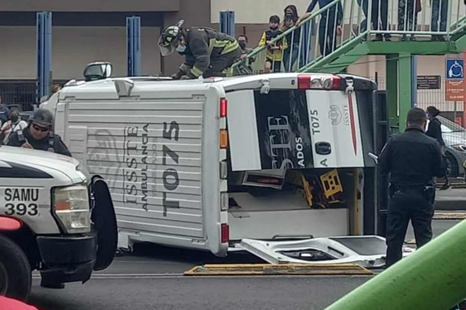 Choque entre patrulla y ambulancia en la CDMX deja cuatro lesionados