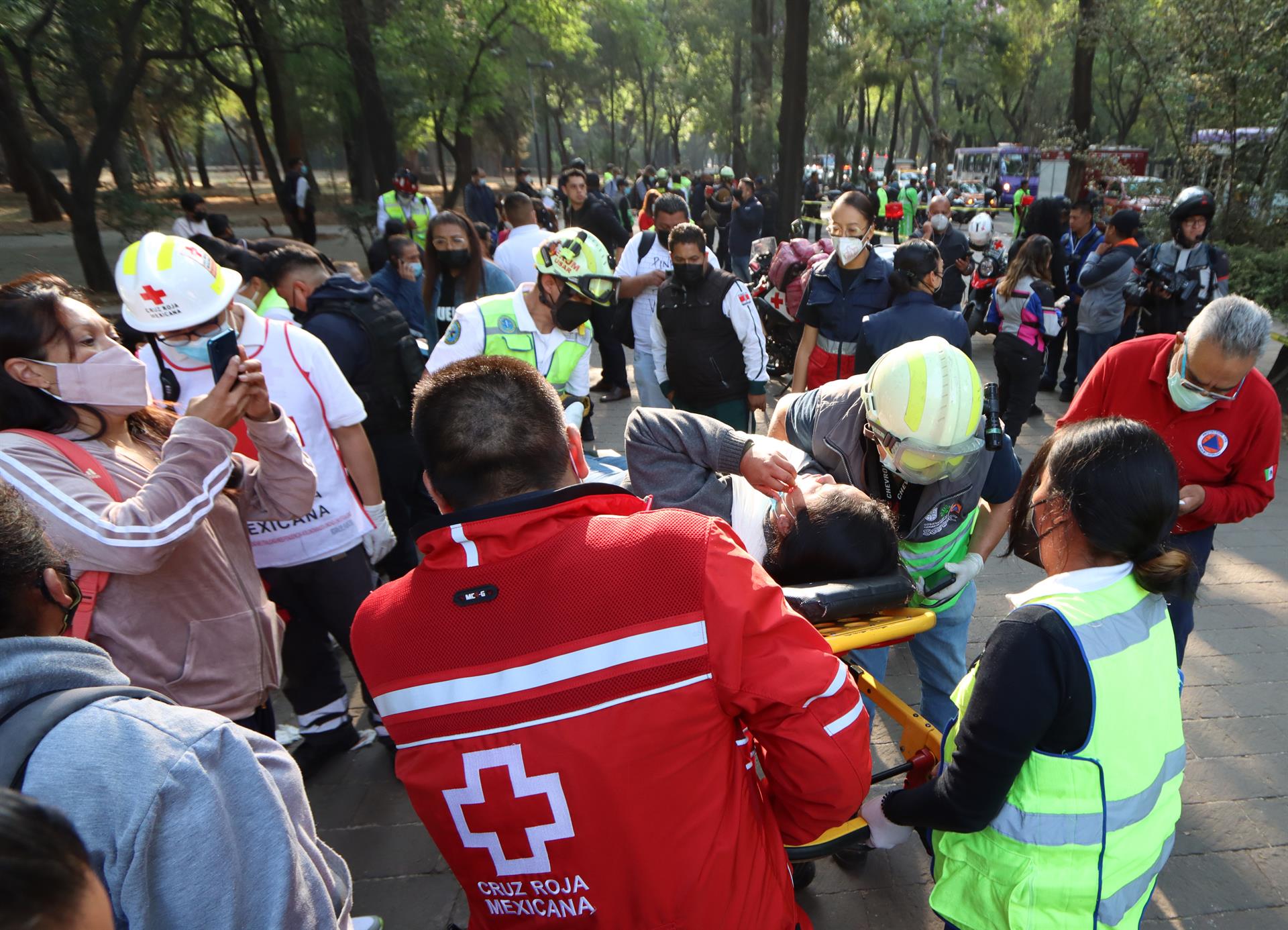 Continúan hospitalizadas 10 personas tras choque en Paseo de la Reforma Continúan hospitalizadas 10 personas tras choque en Paseo de la Reforma