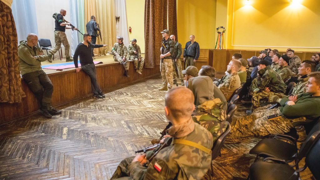 Clases militares exprés para luchar en el frente de batalla en Ucrania - clases-militares-del-batallon-revancha-1024x576