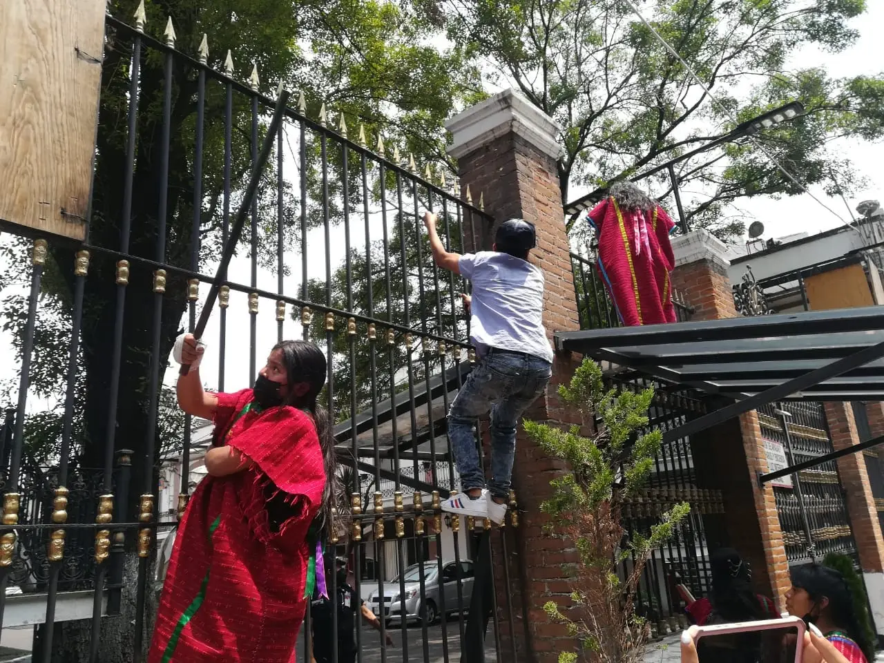 Gobernación recibe a comisión de la comunidad triqui; acuerdan mesa de trabajo