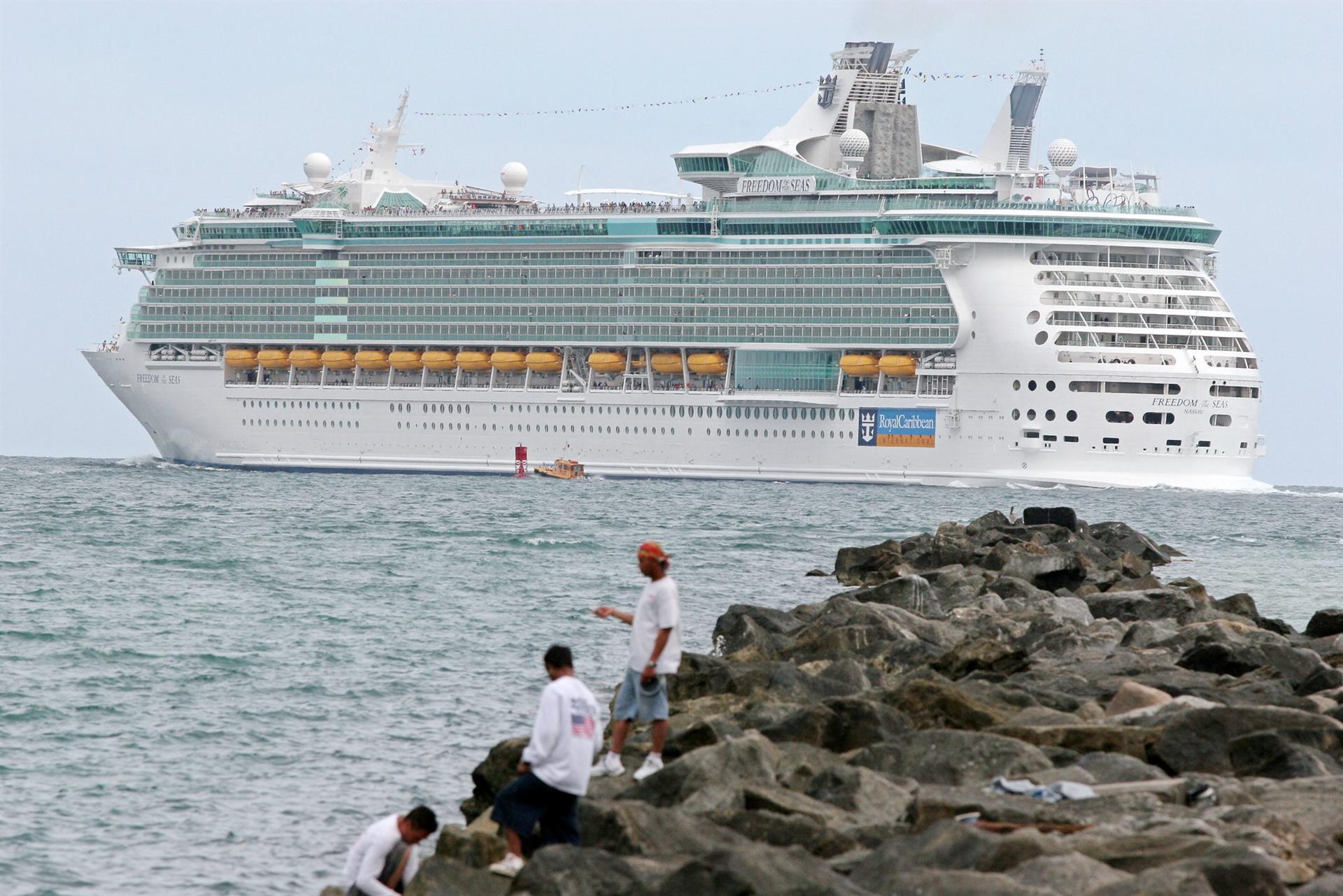 Hombre desaparece tras saltar desde un crucero cerca de Florida