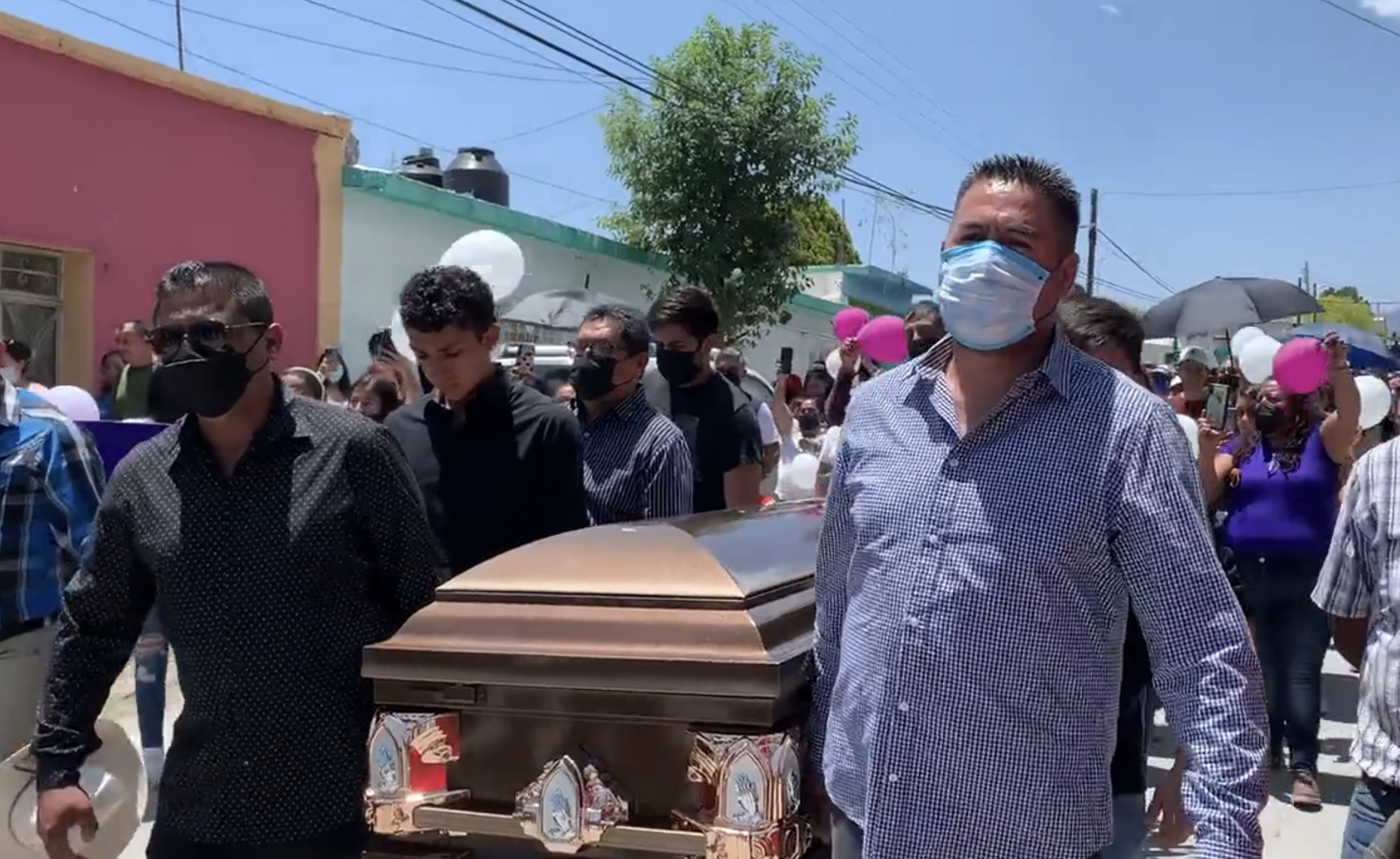 Con globos y pancartas despiden a Debanhi Escobar en Galeana, Nuevo León Con globos y pancartas despiden a Debanhi Escobar en Galeana, Nuevo León