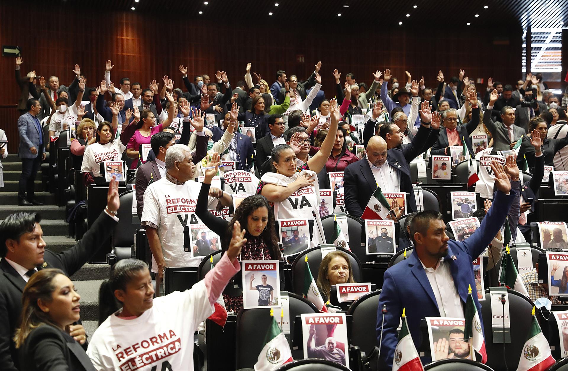 “Aguantaron de todo”: AMLO aplaude a diputados de la 4T por debate sobre Reforma Eléctrica