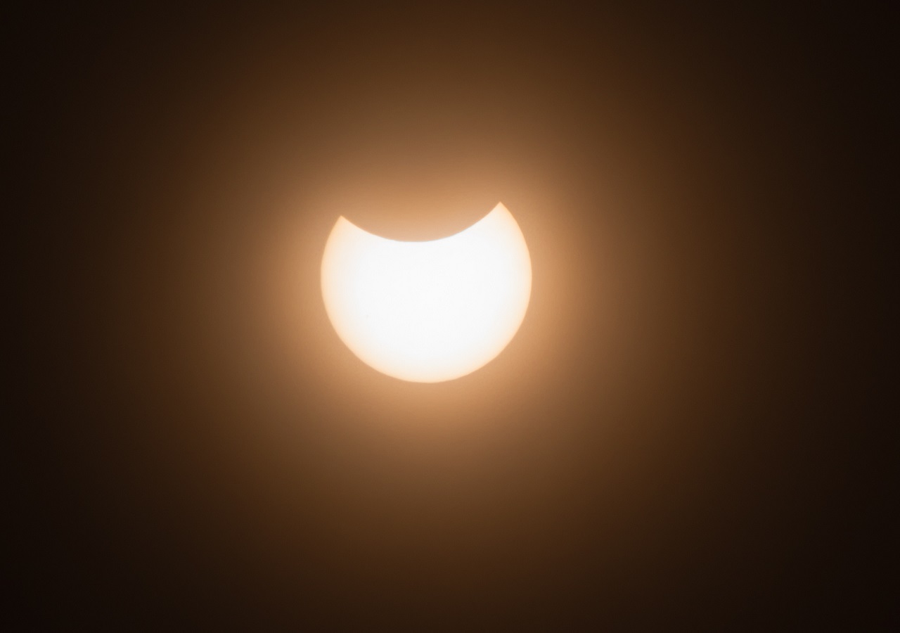 Chili berhenti untuk melihat ke langit dan menyaksikan gerhana matahari sebagian