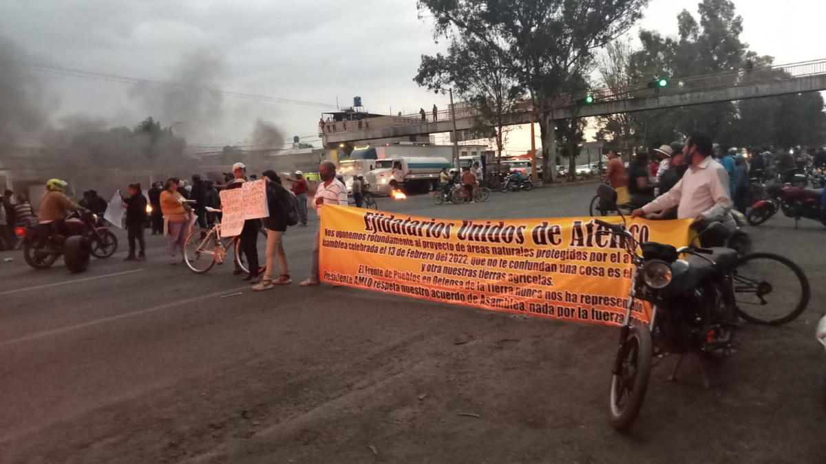 Ejidatarios bloquean carretera a la altura de Atenco; se oponen a convertir el lago de Texcoco en ANP