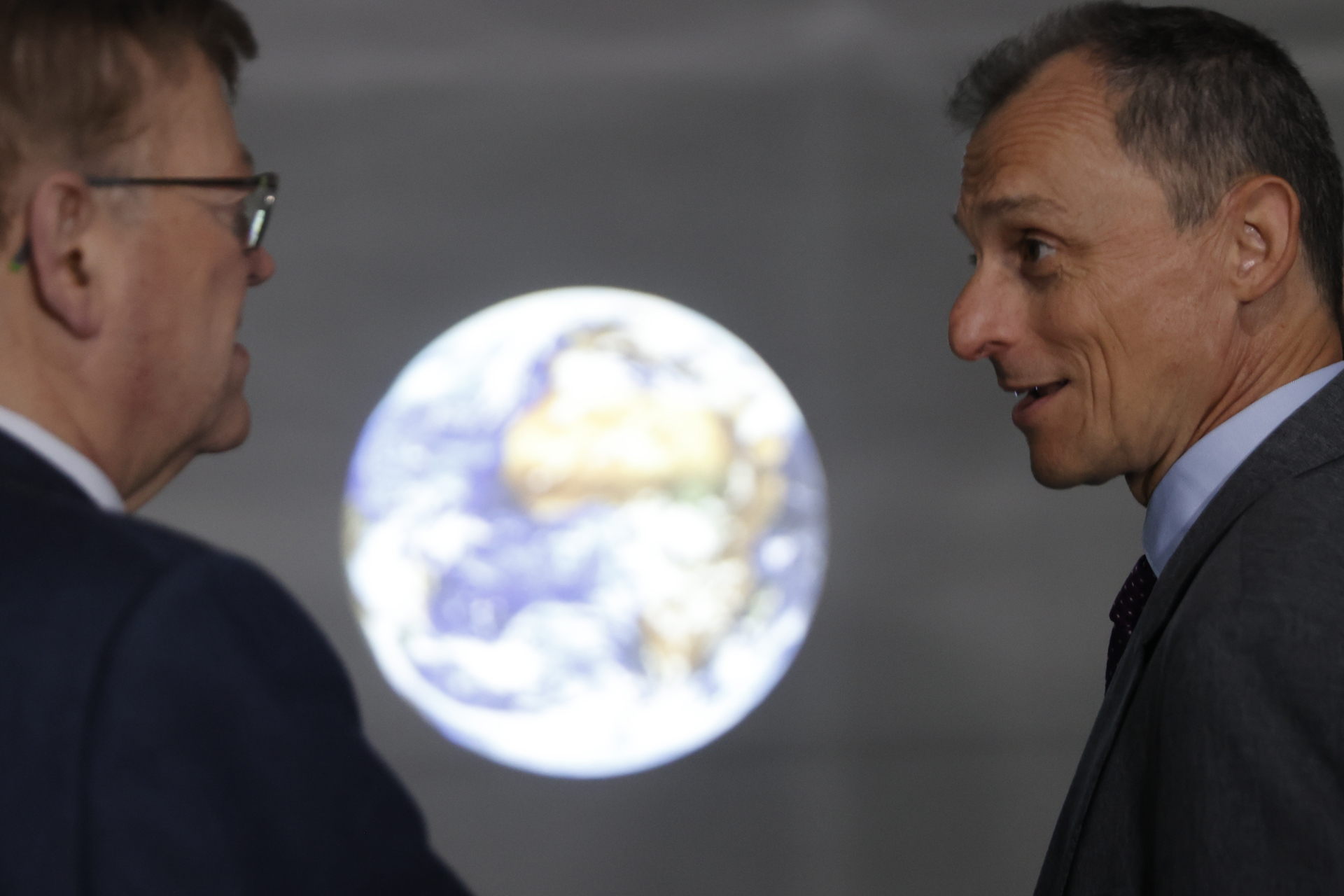 El traje espacial de Pedro Duque aterriza en el Museo de les Ciències El traje espacial de Pedro Duque aterriza en el Museo de les Ciències