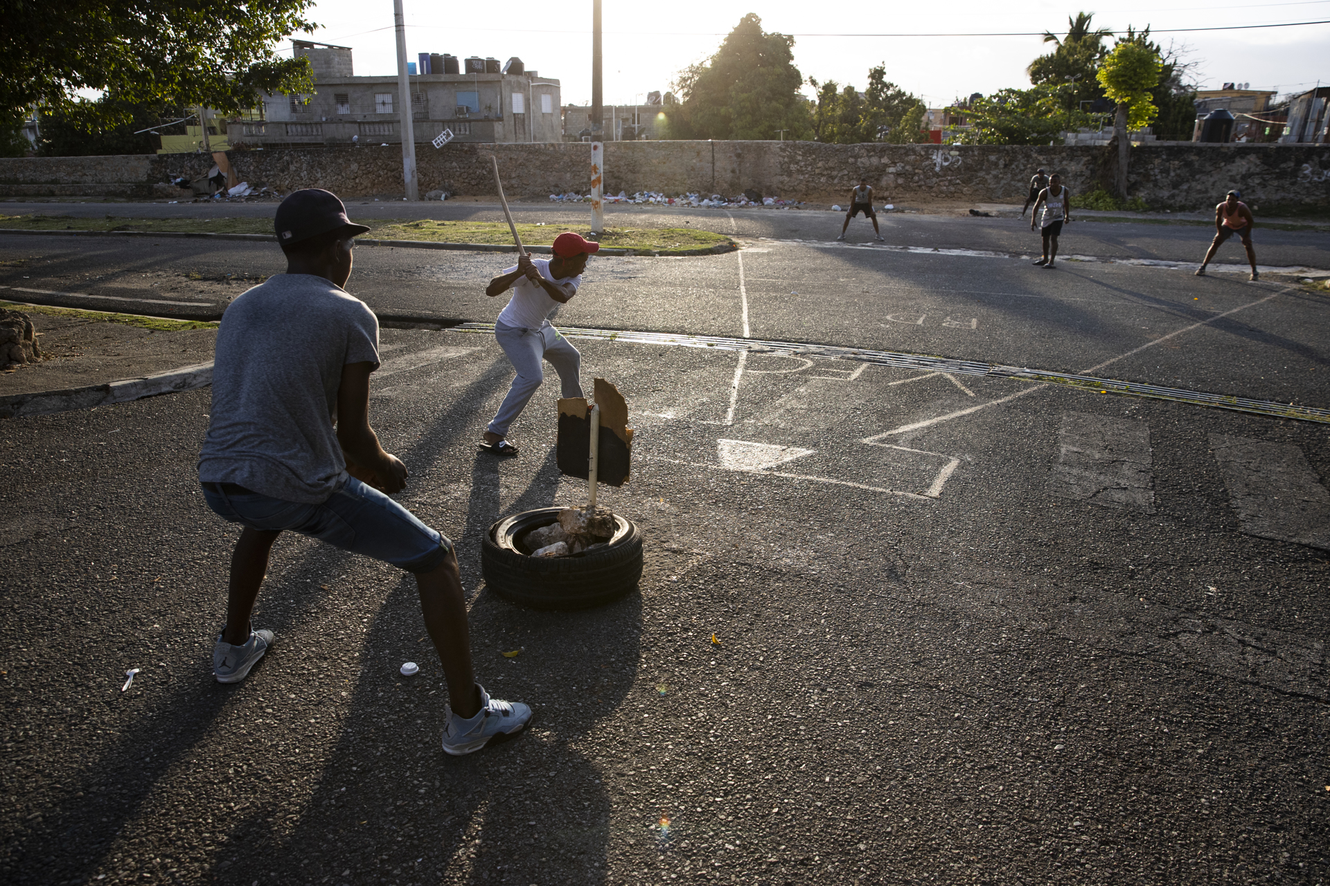 La vitilla, el juego callejero que afina la destreza de los beisbolistas dominicano