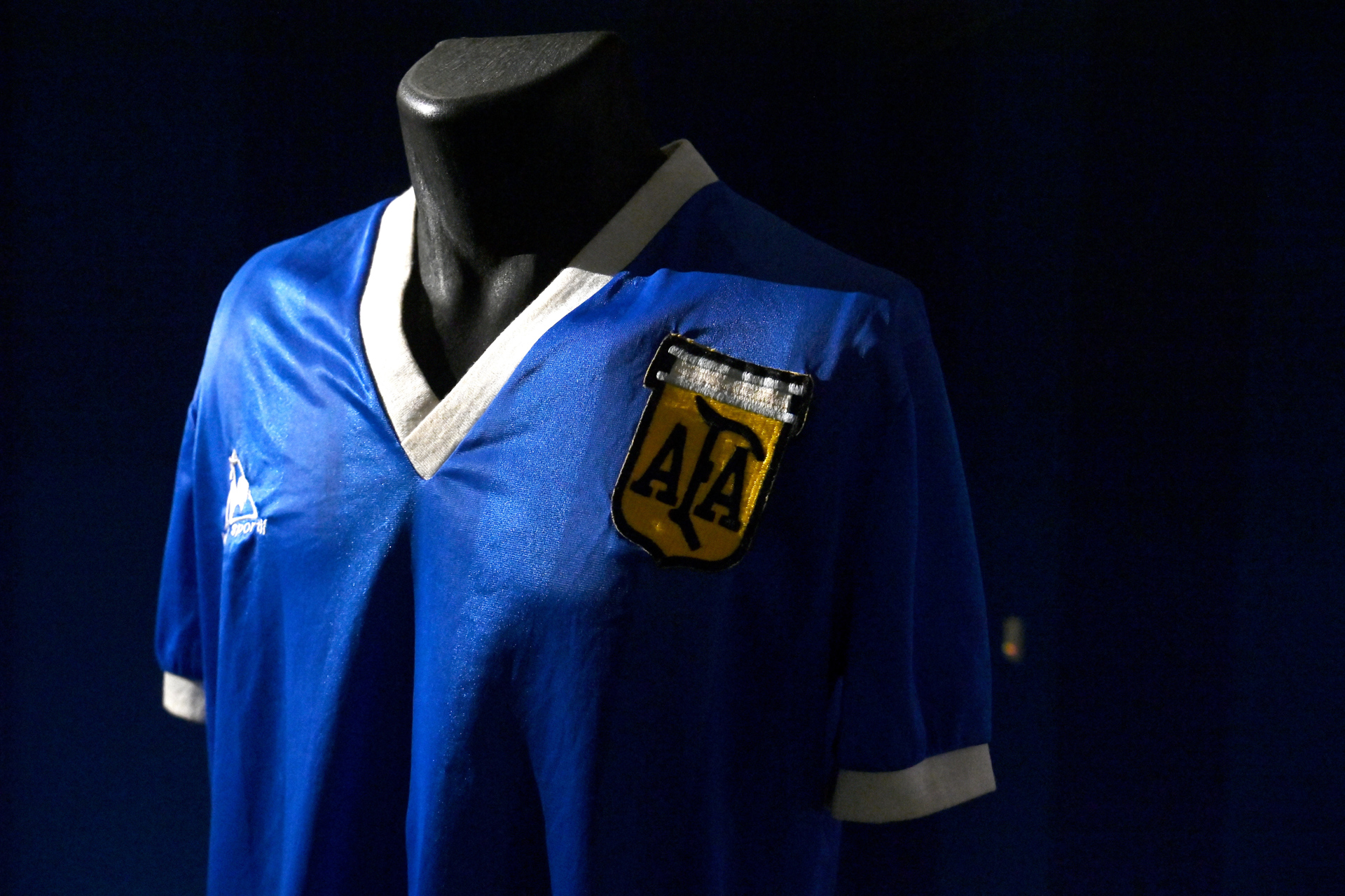 El precio de la camiseta de la Mano de Dios