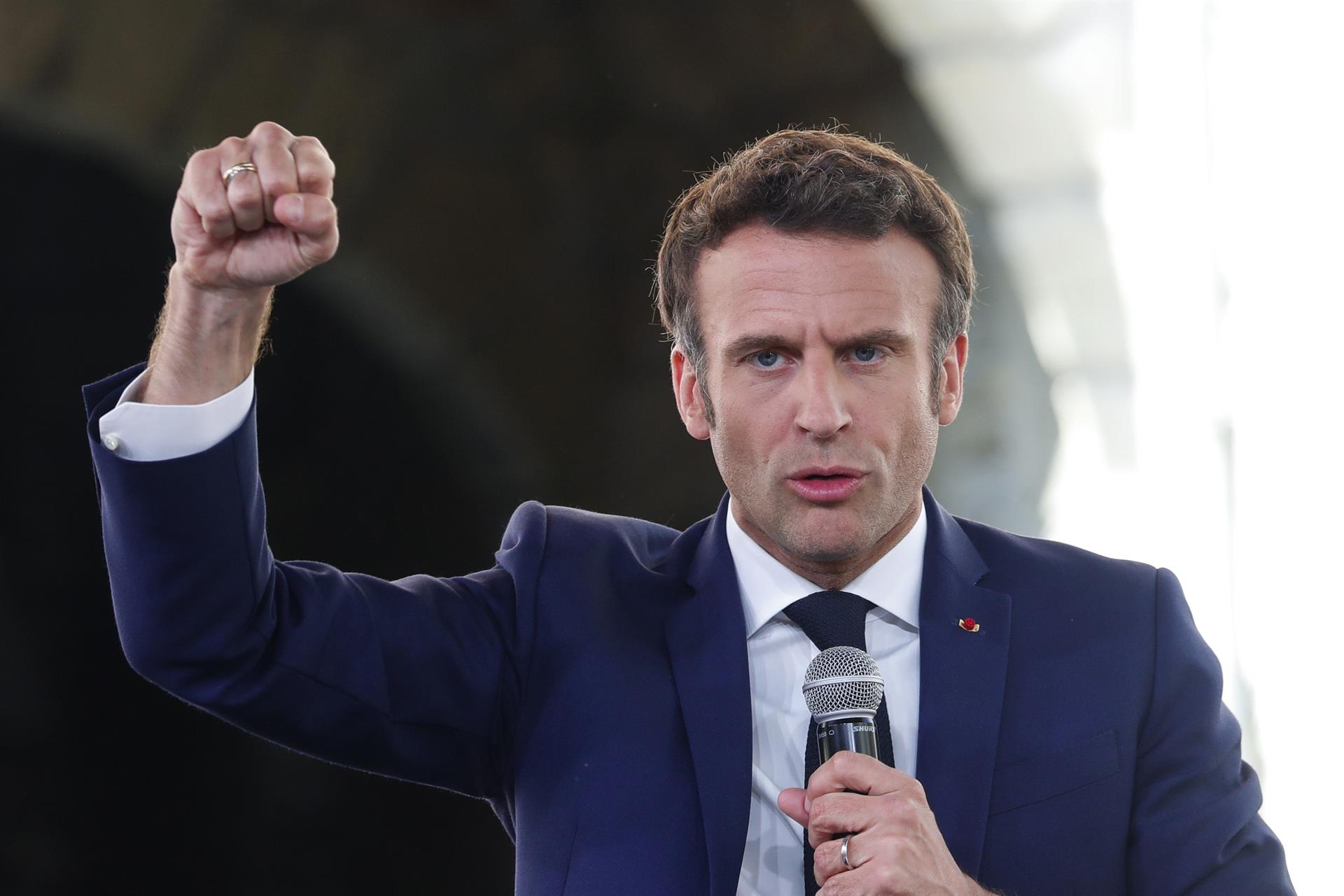 Macron pide a franceses no confiarse y salir a votar el domingo