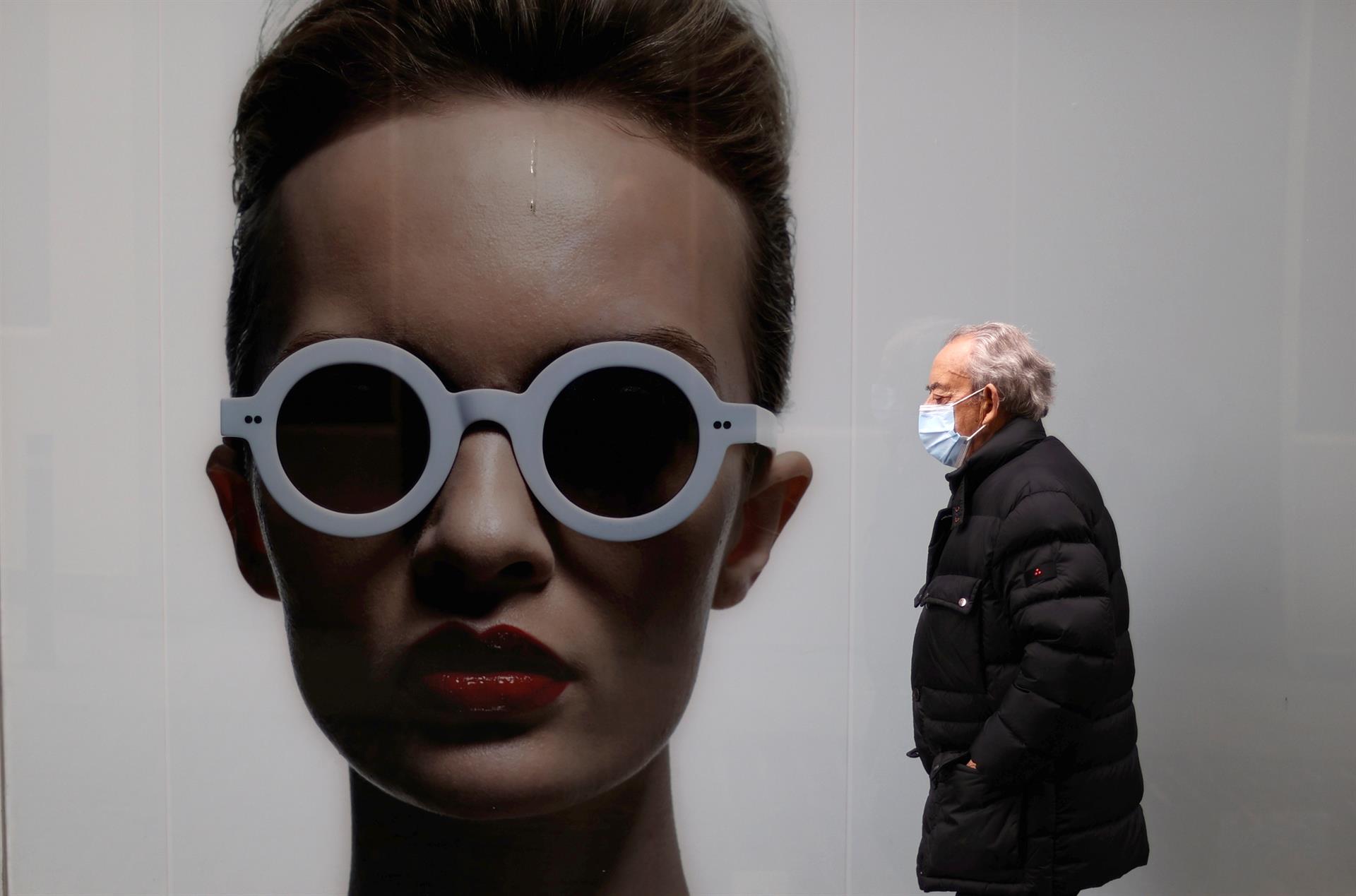 España elimina cubrebocas en mayoría de interiores tras dos años