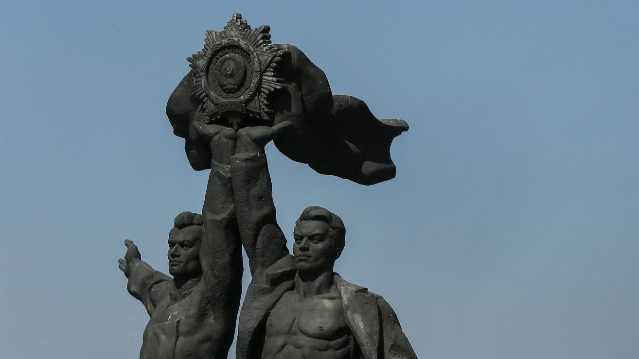 #Video Kiev destruye la estatua que simbolizaba la unidad y amistad con Rusia #Video Kiev destruye la estatua que simbolizaba la unidad y amistad con Rusia