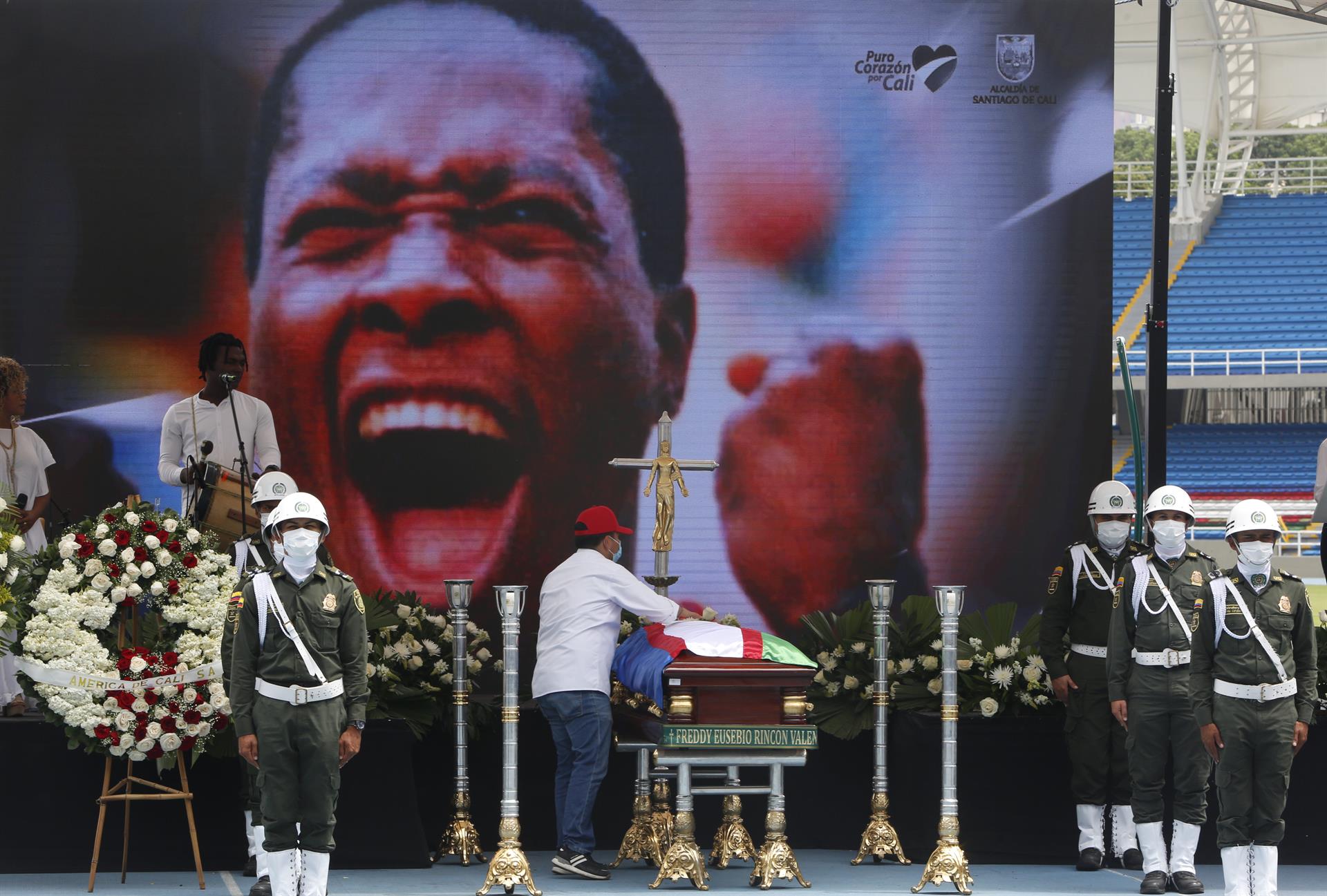 Con rosas blancas y música aficionados, dan último adiós a Freddy Rincón