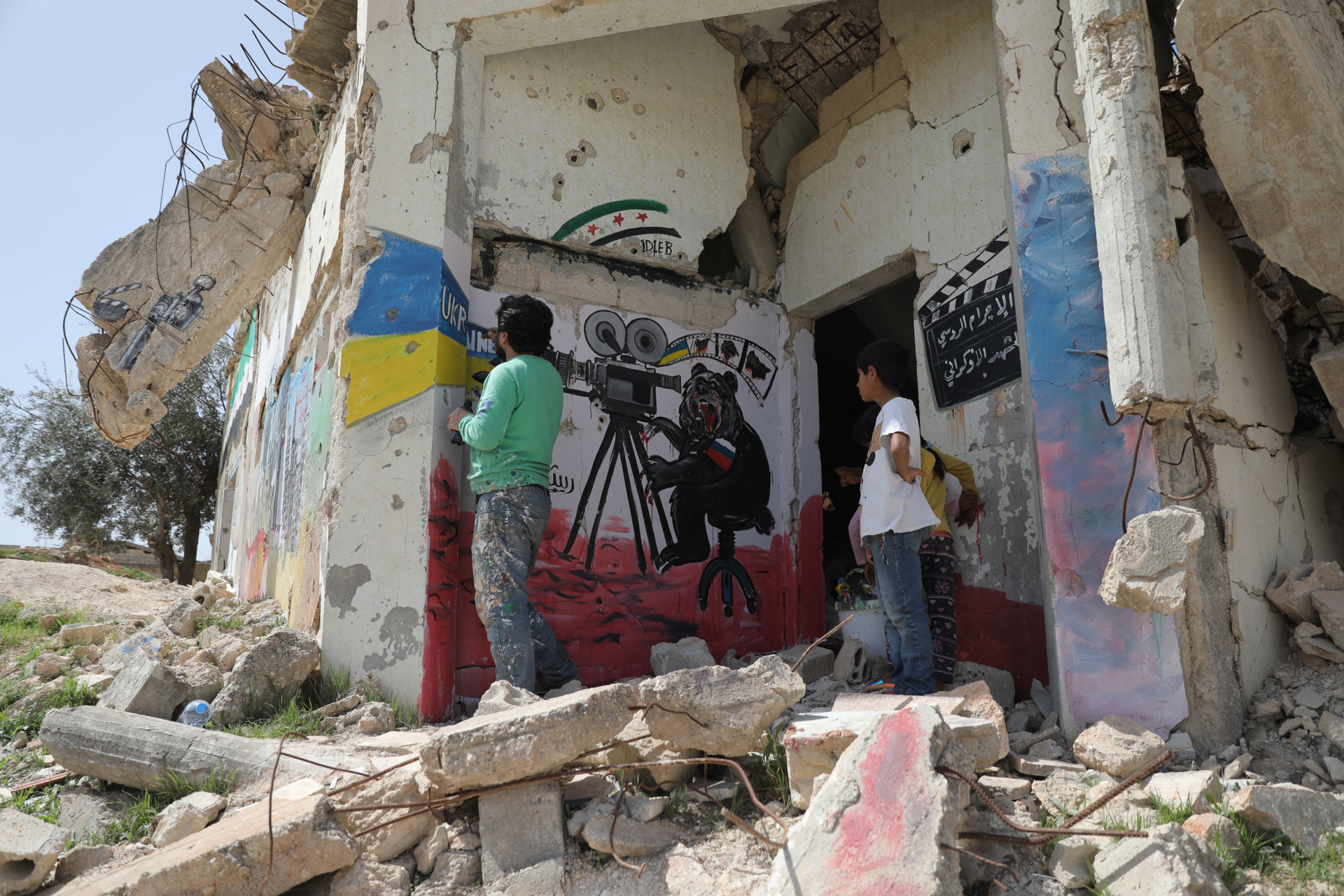 Grafitis por Ucrania colorean los muros destruidos por los rusos en Siria