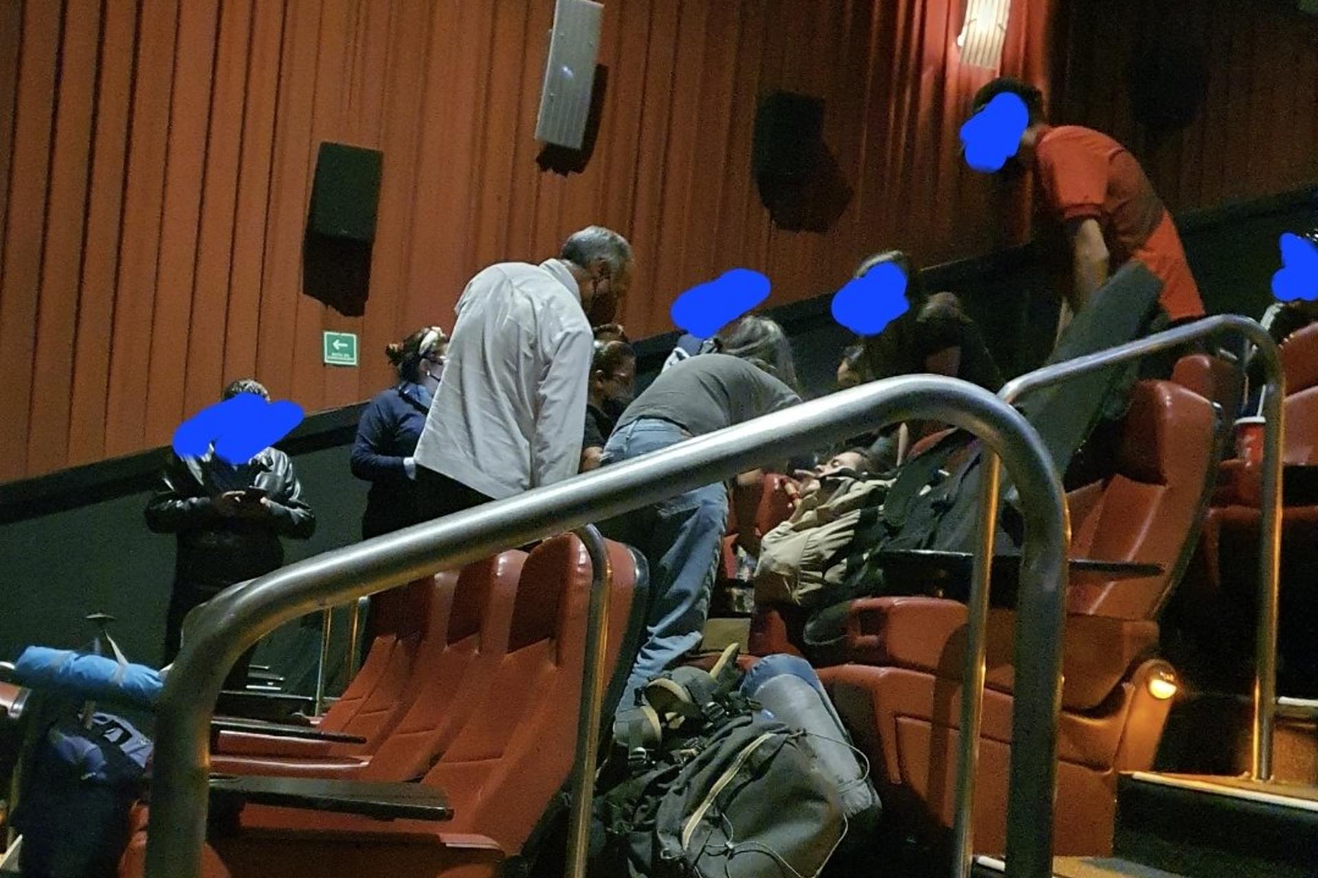 Hugo López-Gatell brinda primeros auxilios a joven en cine Hugo López-Gatell brinda primeros auxilios a joven en cine