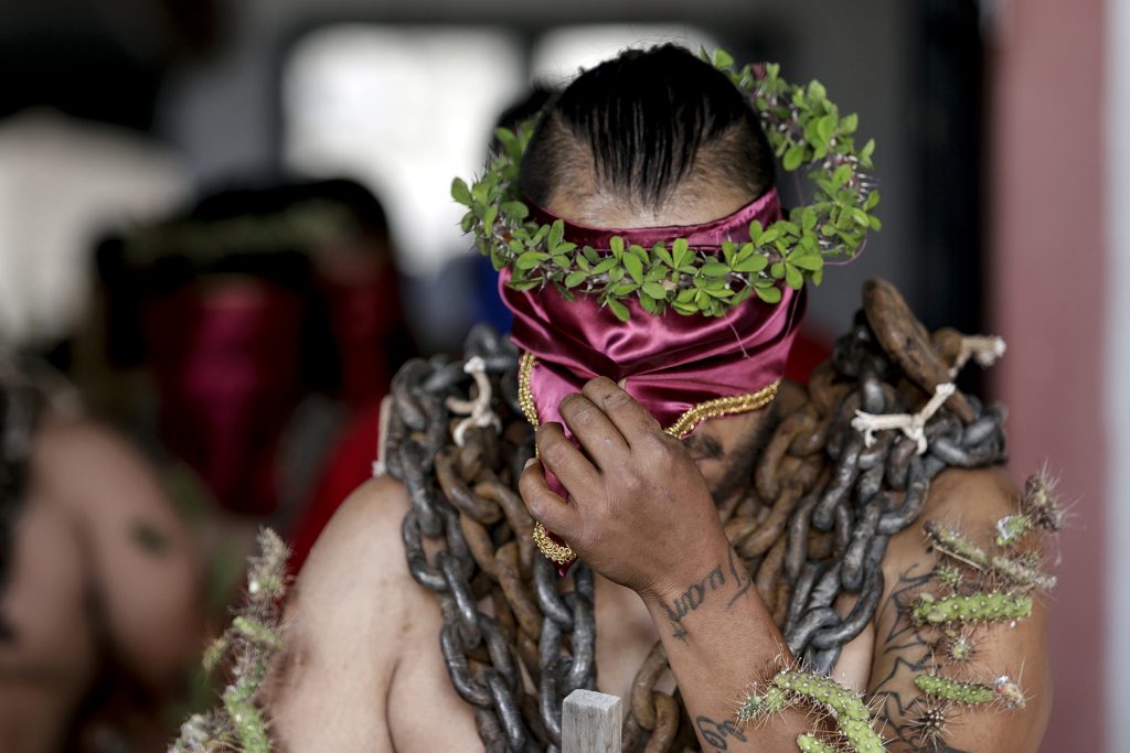 Regresa este Viernes Santo la procesión de los 'engrillados de Atlixco' - iconica-procesion-de-hombres-encadenados-regresa-al-centro-de-mexico-1024x683