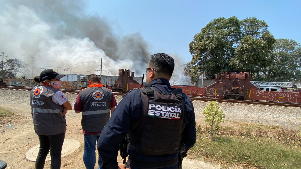 Explosión en bodega con residuos biológicos desata incendio en Puente Nacional, Veracruz