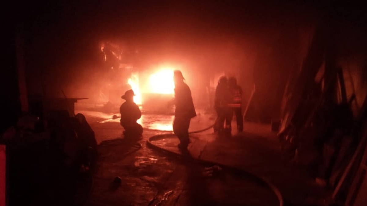 Fuerte incendio consume fábrica en Azcapotzalco