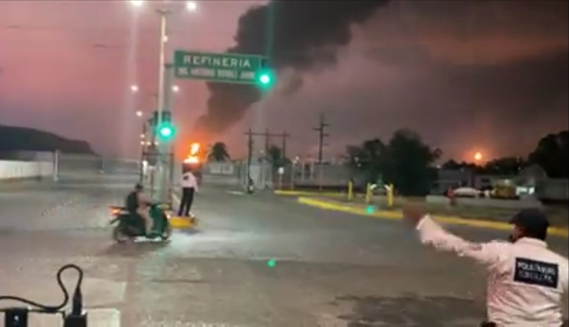 #Video Se incendia tanque en refinería Antonio Dovalí Jaime de Salina Cruz