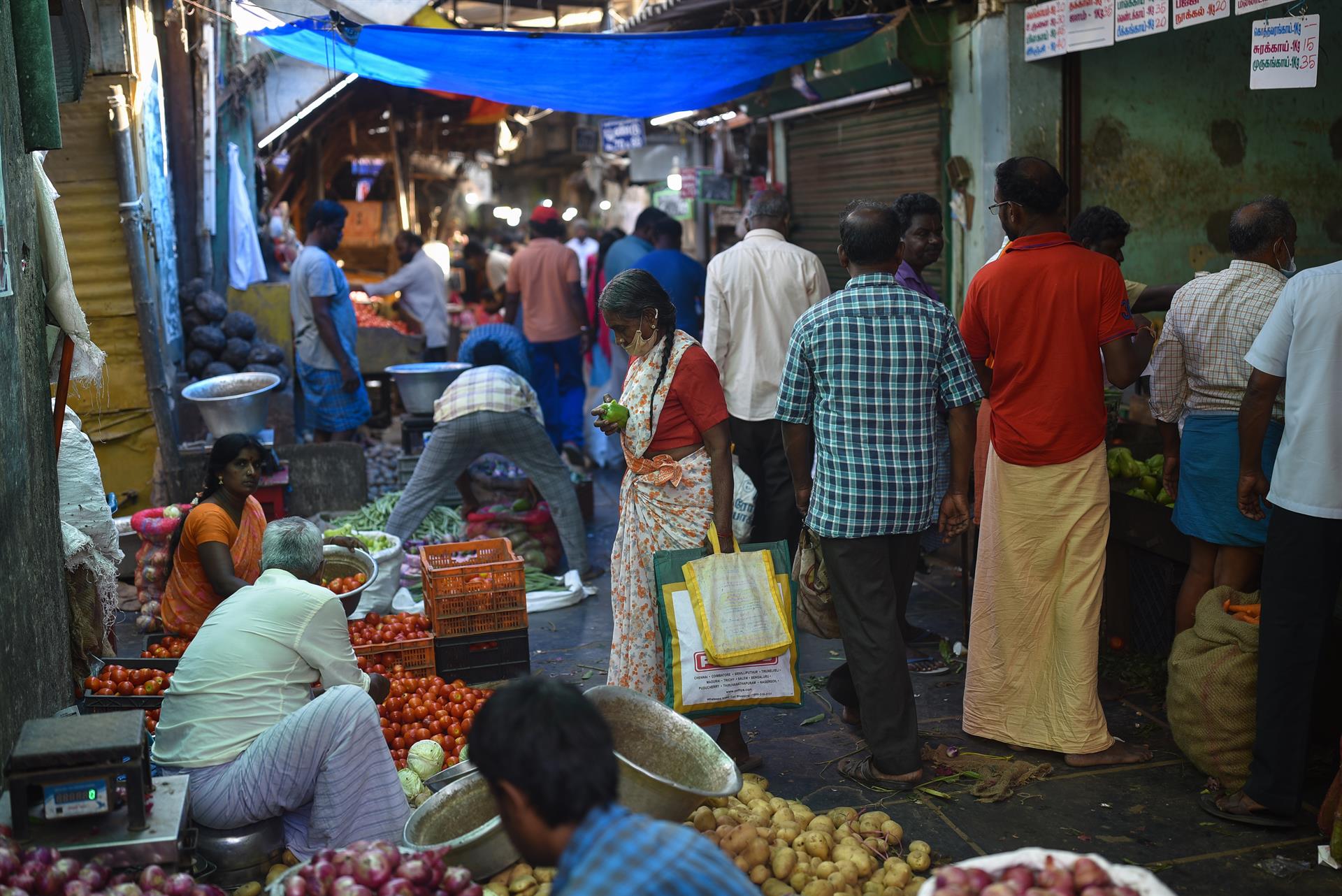 Casos confirmados de COVID-19 en el mundo disminuyen 16% Casos confirmados de COVID-19 en el mundo disminuyen 16%
