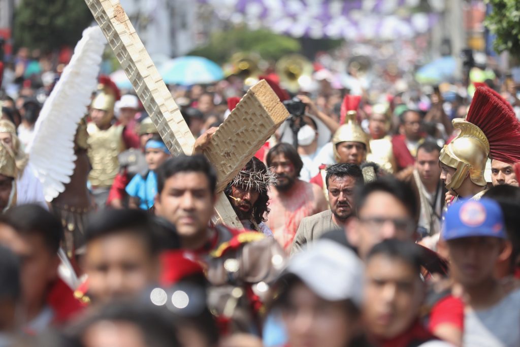 Iztapalapa representa su viacrucis con el “corazón marchito” por la pandemia - iztapalapa-representa-su-viacrucis-con-el-corazon-marchito-por-la-pandemia-3-1024x683