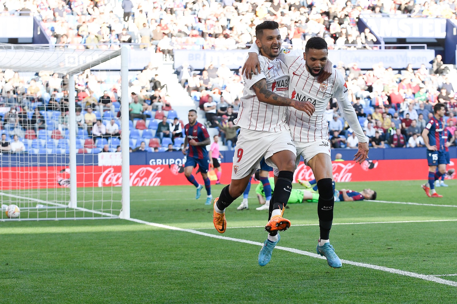 Doblete de ‘Tecatito’ Corona impulsa al Sevilla más cerca de la Champions